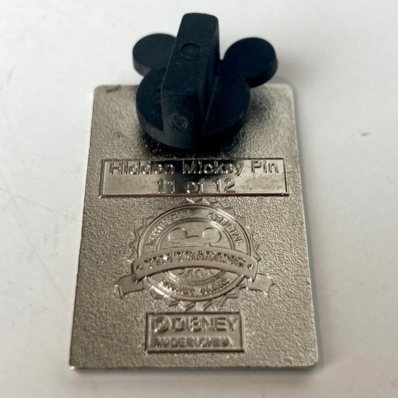 2012 Hidden Mickey Disney California Adventure DCA Construction Clara Cluck Pin - Picture 2 of 2